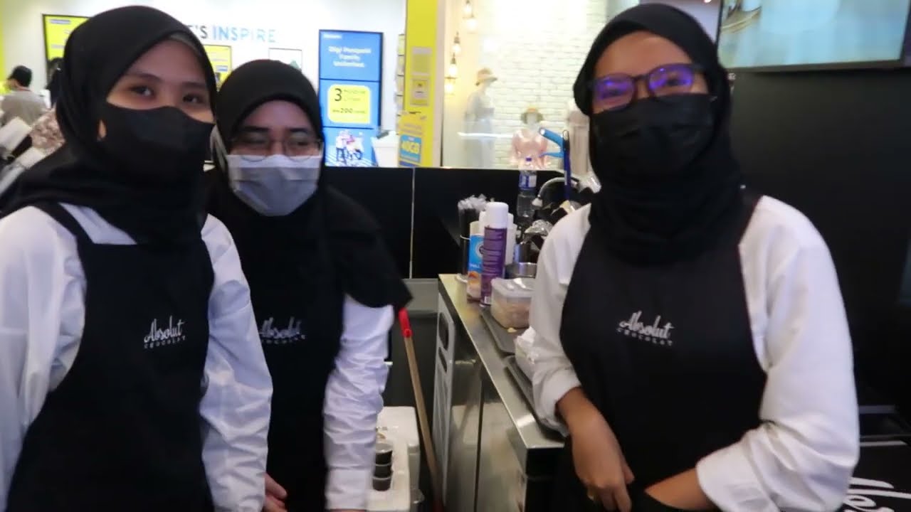 SUNWAY PYRAMID MALL, friendly Malaysian girls and a huge theme park