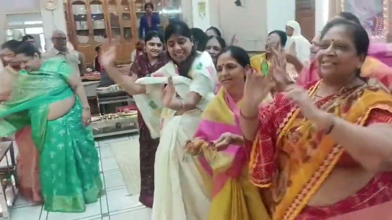 दशलक्षण पर्व के अवसर पर प्रभु के समक्ष नृत्य कर भक्ति करते हुए पीतमपुरा जैन समाज