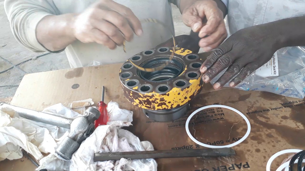 KOMATSU EXCAVATOR.PC200-7 BOOM CYLINDER SEAL FIXING.