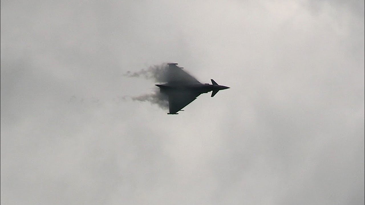 Aggressive Eurofighter Typhoon Display Neuburg - HQ Audio