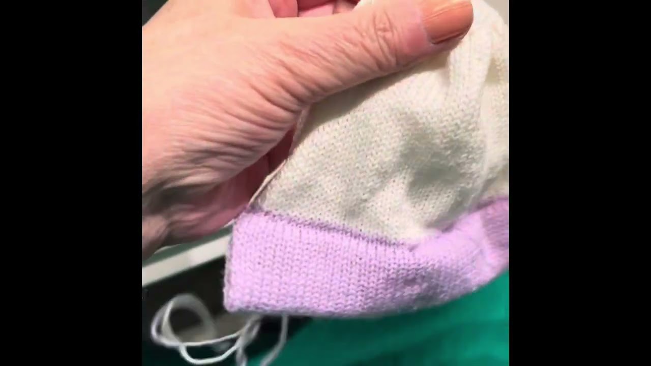 Stickad m&ouml;ssa till nyf&ouml;dd p&aring; stickmaskin @kakikatti