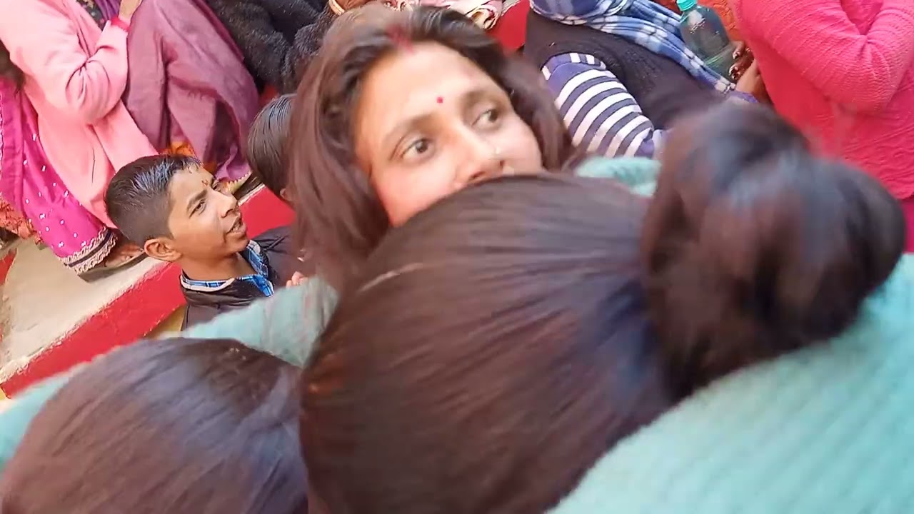 Hmare gao ki narshing pujn me bht bheed hai dekho 