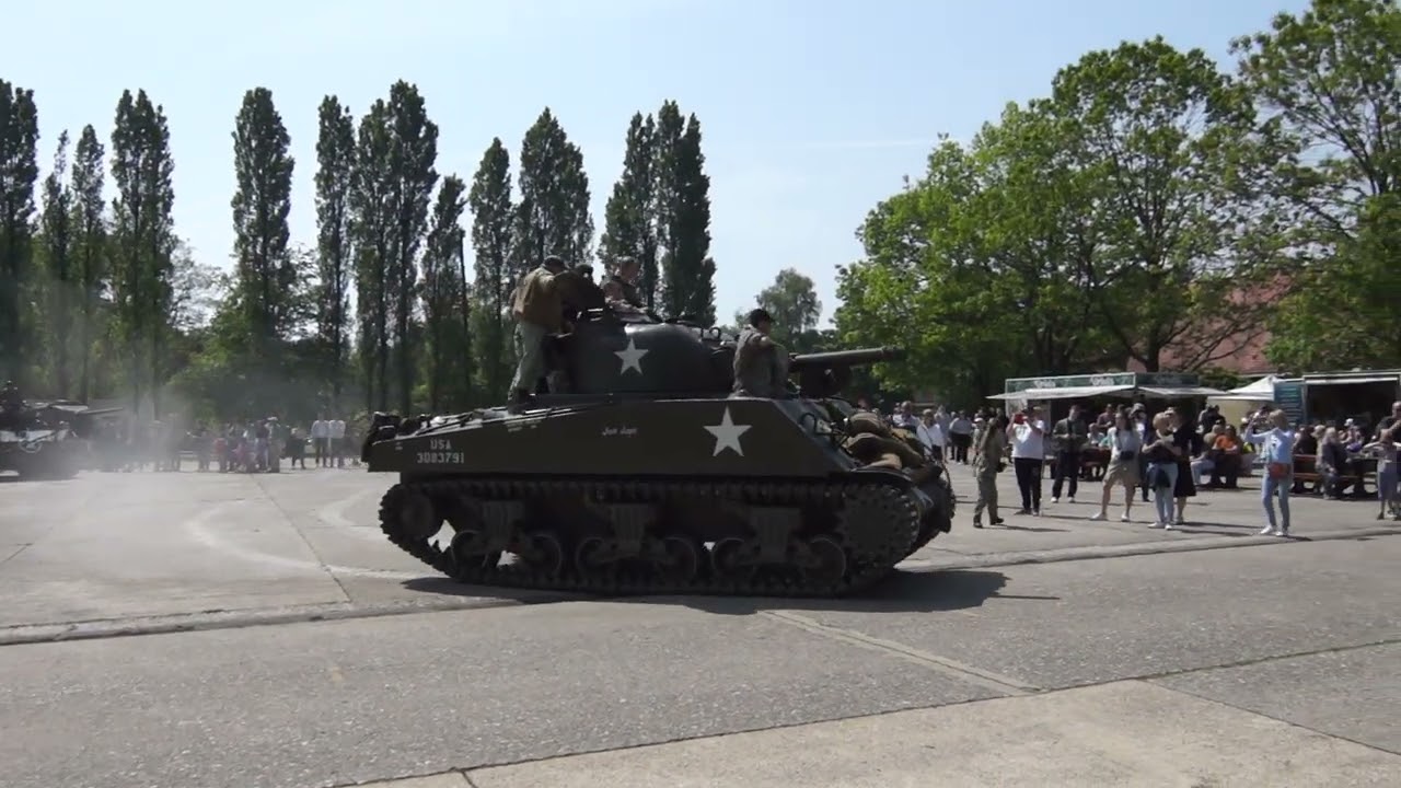 Tag der offenen Tür Leopoldsburg Belgien Army Historische Fahrzeuge