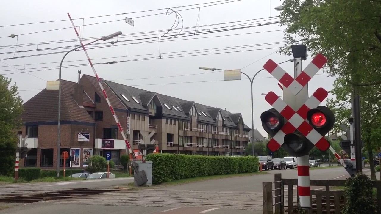 Belsignaal en slagbomen spooroverweg