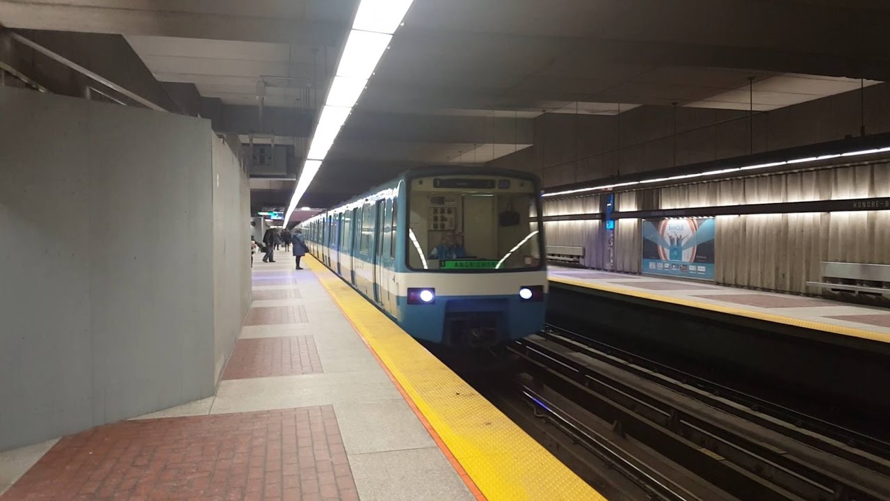 Sortie du métro de Montréal STM la ligne 1 vert tout le trajet MR-63
