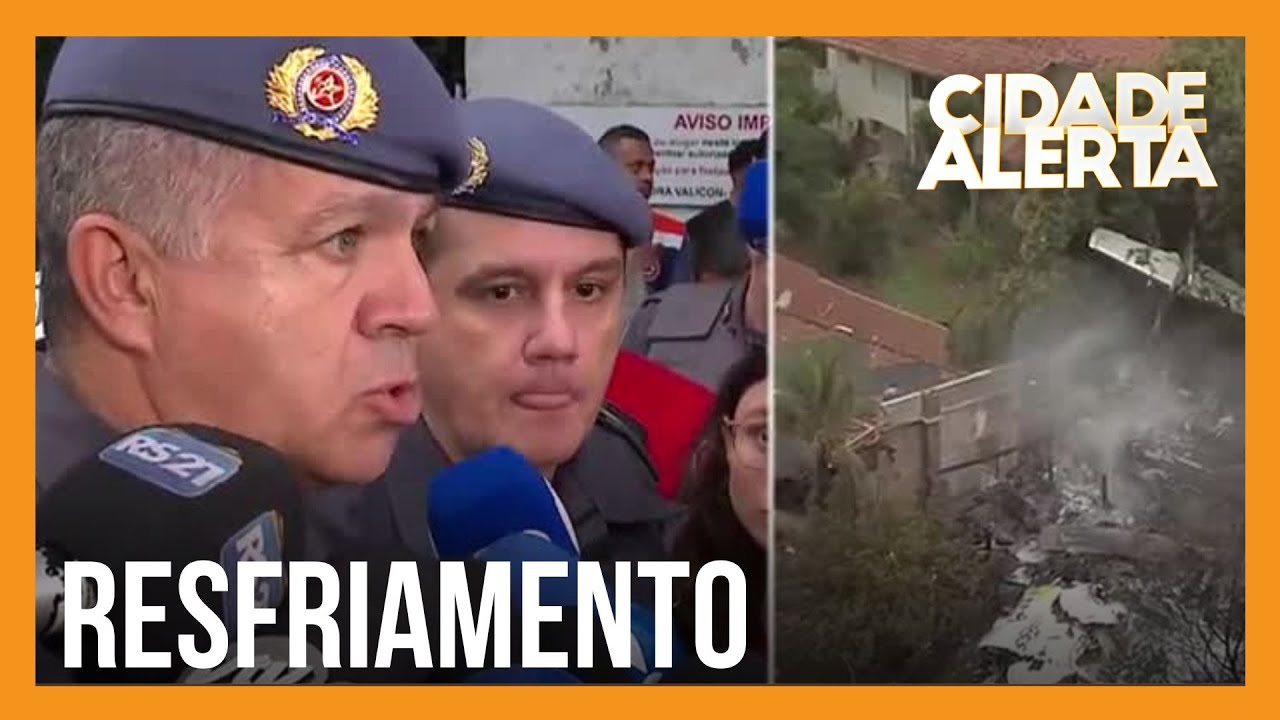 Equipes trabalham no resfriamento e preservação do local da queda de avião em Vinhedo (SP)