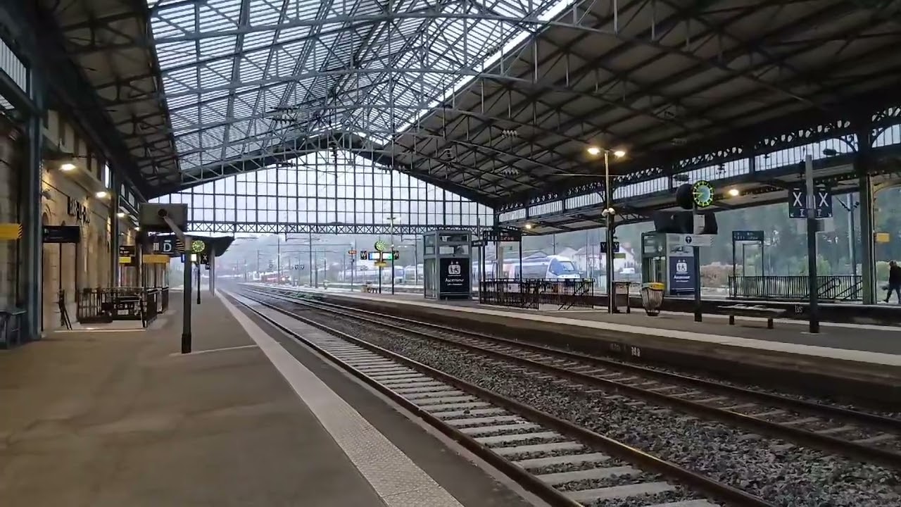 Arrêt du train de luxe ORIENT EXPRESS Paris Venise en gare de Bar-le-Duc 55 TER et passage Fret DB