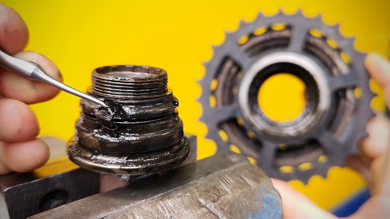 How to disassemble a bicycle freewheel. How many bearing balls are in a bike freewheel?