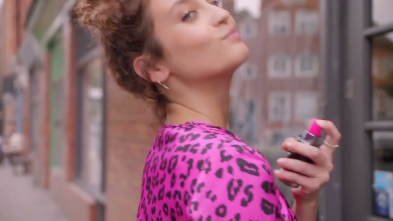 CACHAREL Yes I Am Pink First   Maria Predraza Coffee TV Spot Perfume pubblicitario 10''