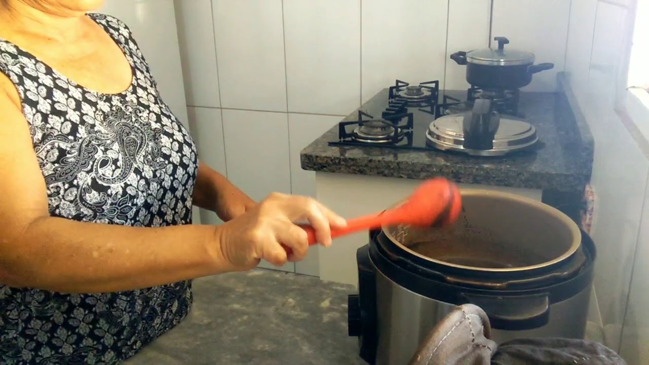 Fazendo café na panela elétrica de feijão