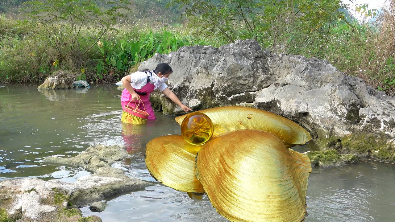 The fearless girl discovers a huge clam under the waterfall, with countless surprising pearls