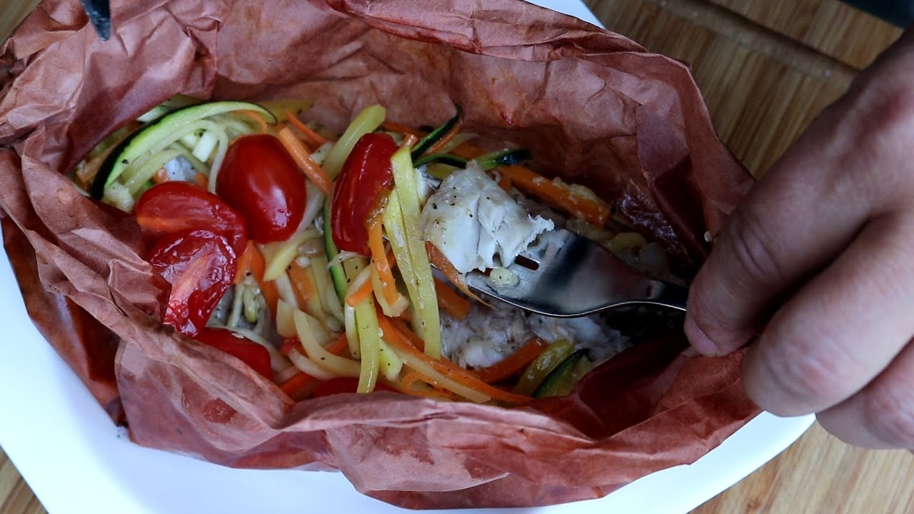 Rotbarschfilet und Gemüsestreifen im Papier gegrillt.