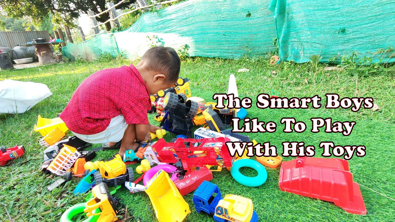 The Smart Boys Like To Play With His Toys | 