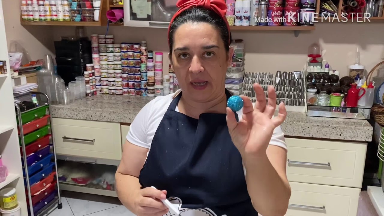 Aplicando gliter no chocolate