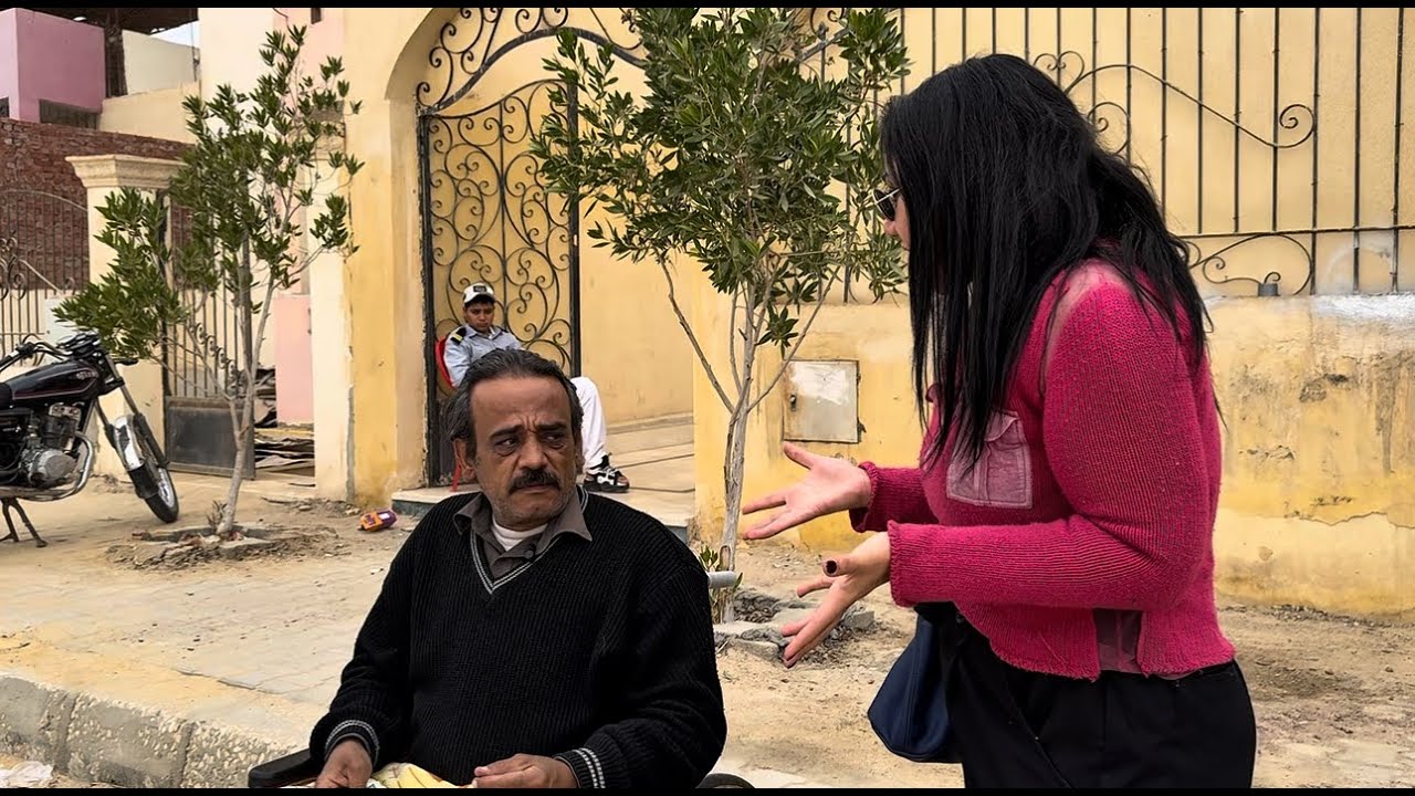 رجل يطلب من بنت توصله للمسجد عشان  يصلى جماعه  شوف عملت فيه اى
