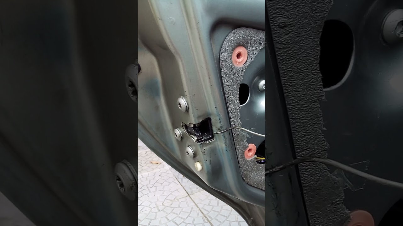 Porta traseira do siena não abre nem por fora,nem por dentro.