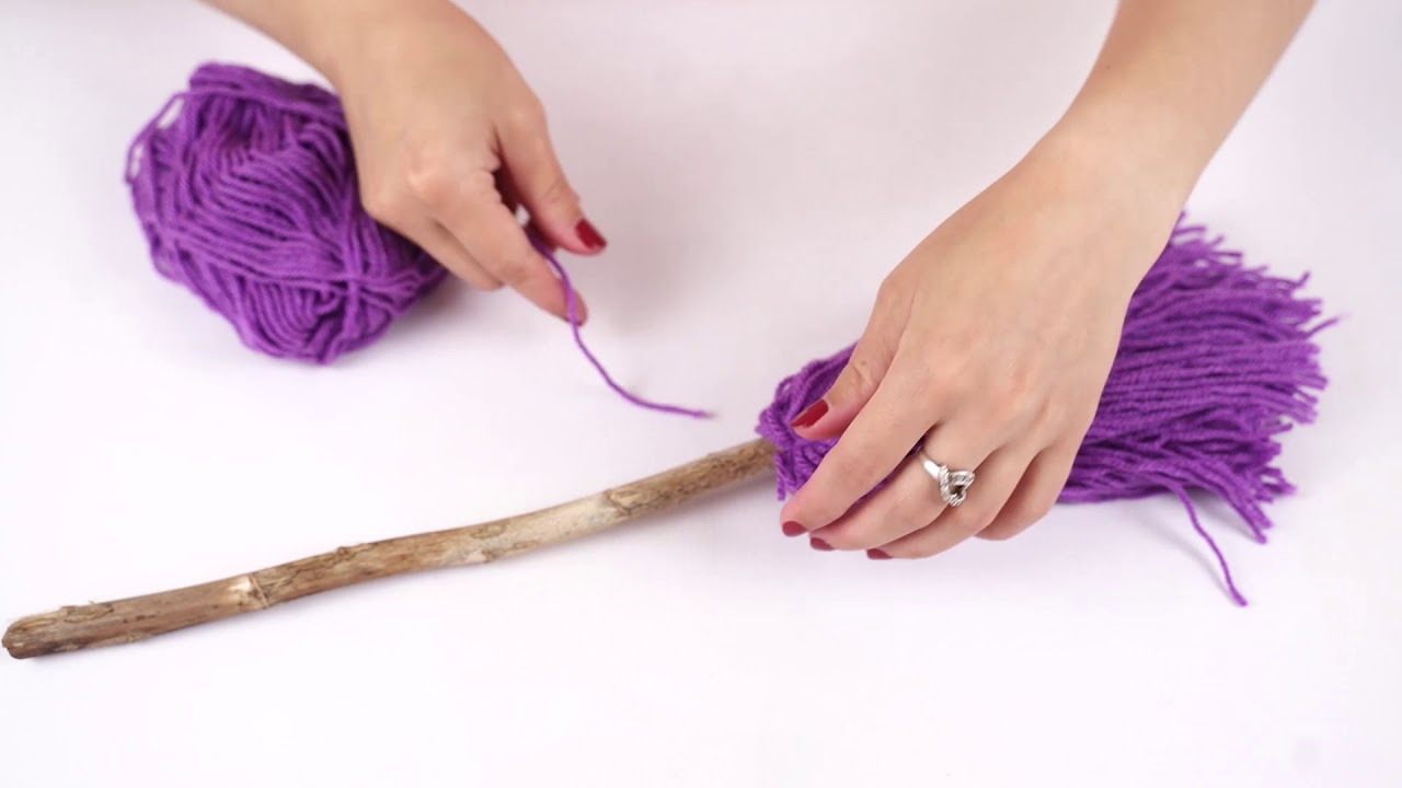 Easy DIY Witch’s Broom Halloween Decoration