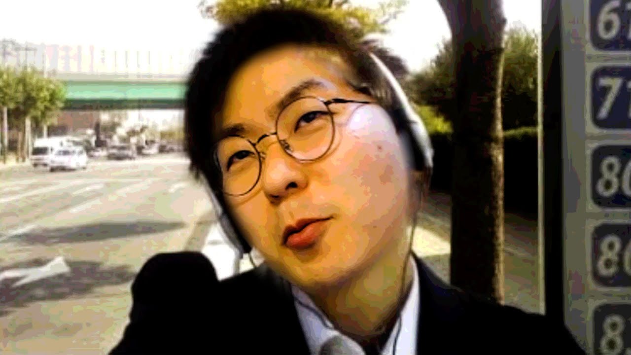 돌잔치 때 악기 잡은 사람
