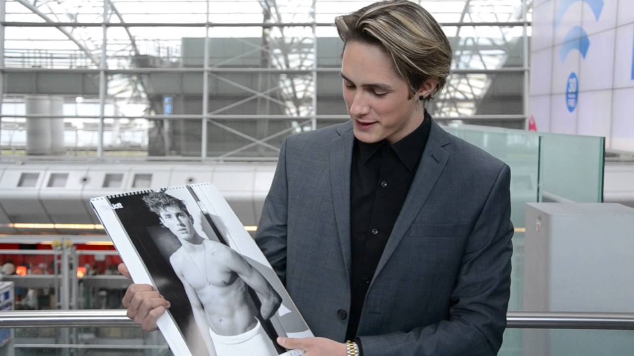 TeeJott-Model Tobias F. / He sees the calendar for the first time!!!