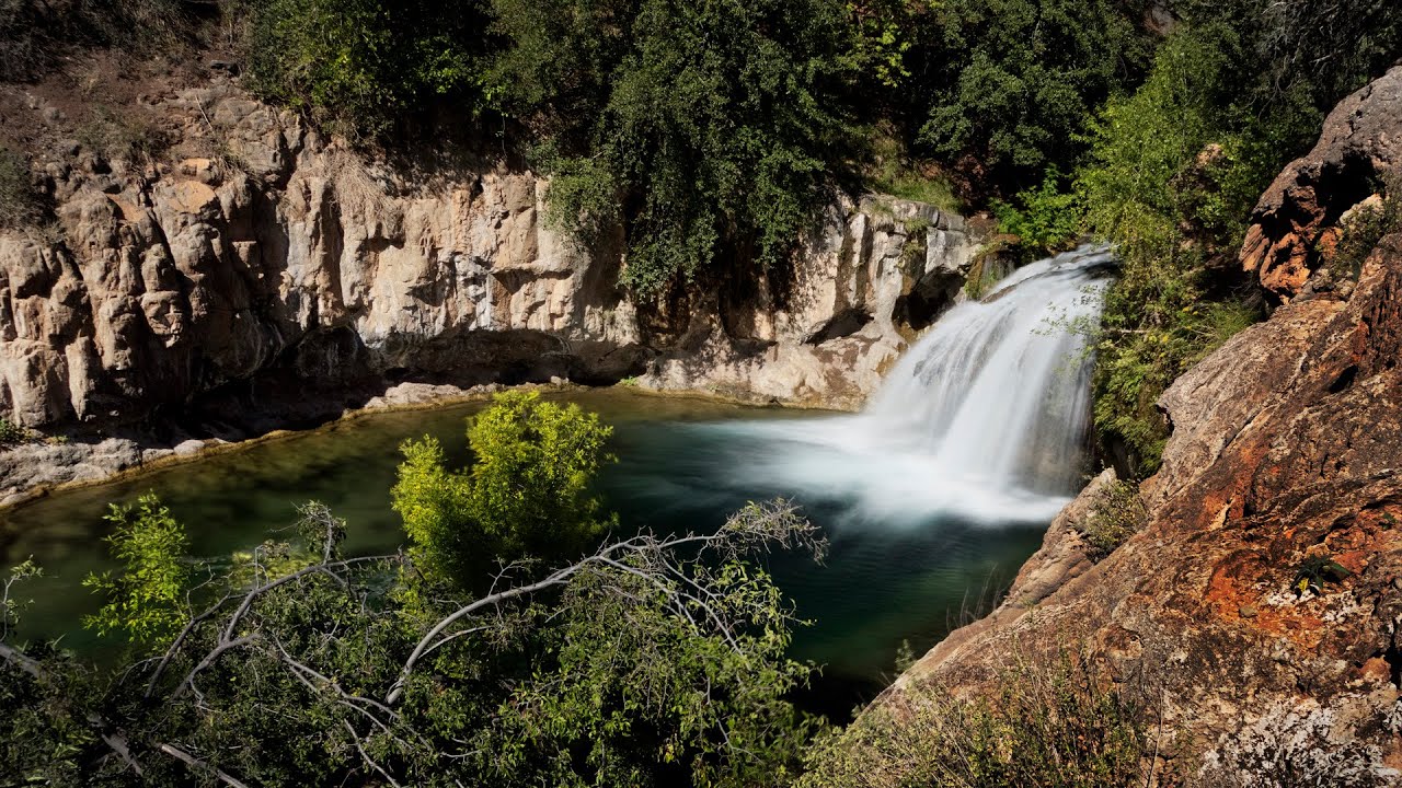 We found a desert oasis: Swimming in Fossil Creek below mountains of Camp Verde #Arizona