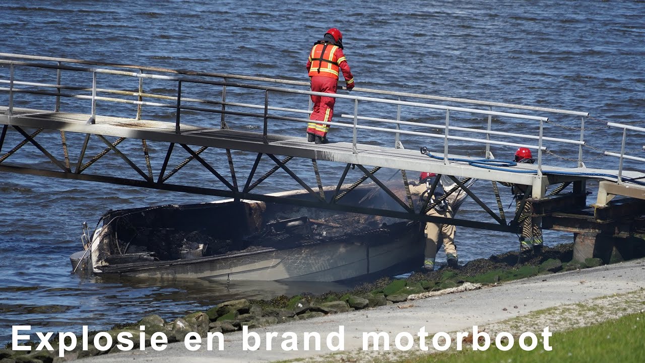 Explosie en brand op motorboot bij Zeesluizen in Farmsum: opvarenden springen in water