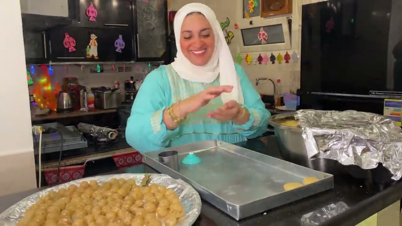 كنت قعده لا بيا ولا عليا وفجاه عيالي طلبو كحك العيد قبل اوانه بس عيالي يطلبو ويتمنه 🤗