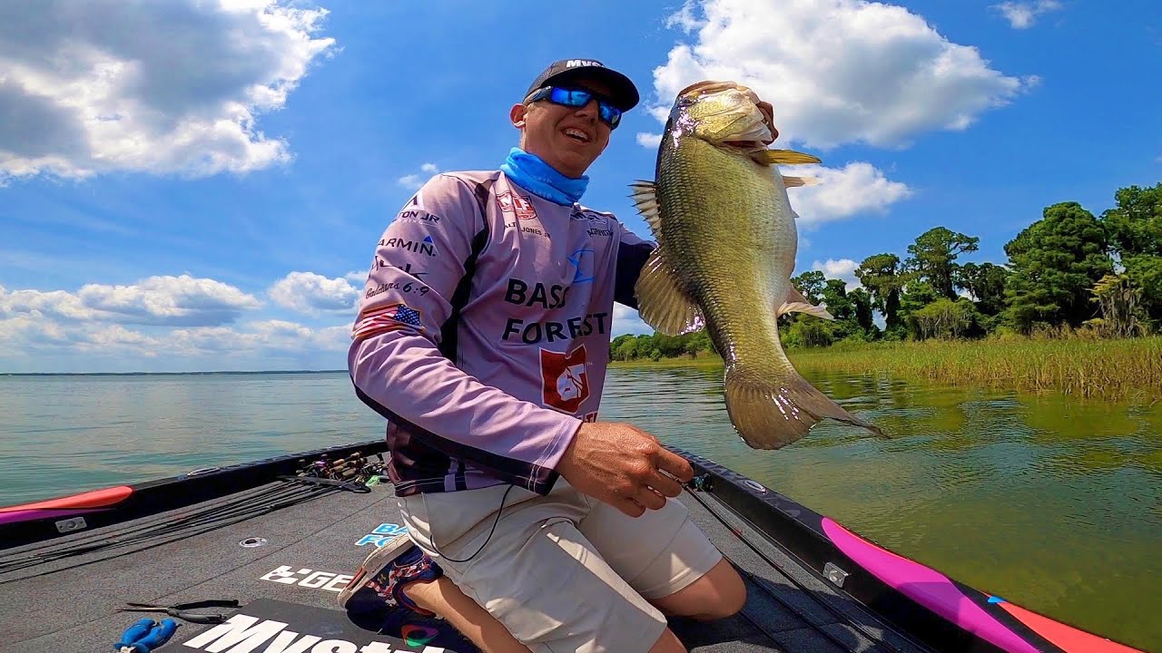 Flipping GIANT BASS! Bass Pro Tour Harris Chain