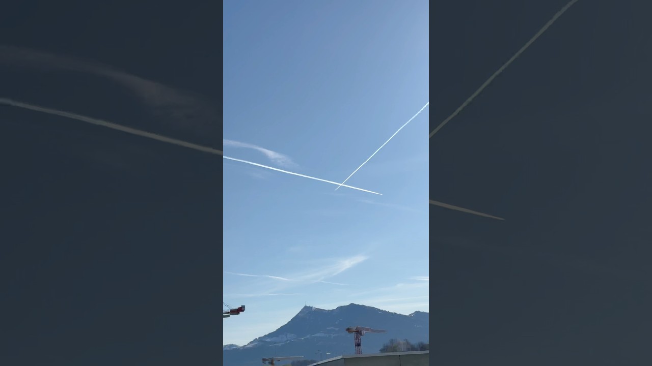 ✈️ Crossing Contrails in the Sky ✈️ Перекрёстные следы самолётов в небе ❤️ #самолёты #небо #смотри