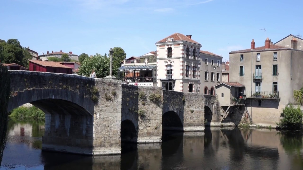 Un jour d’été à Clisson. Comme une envie d'ailleurs.