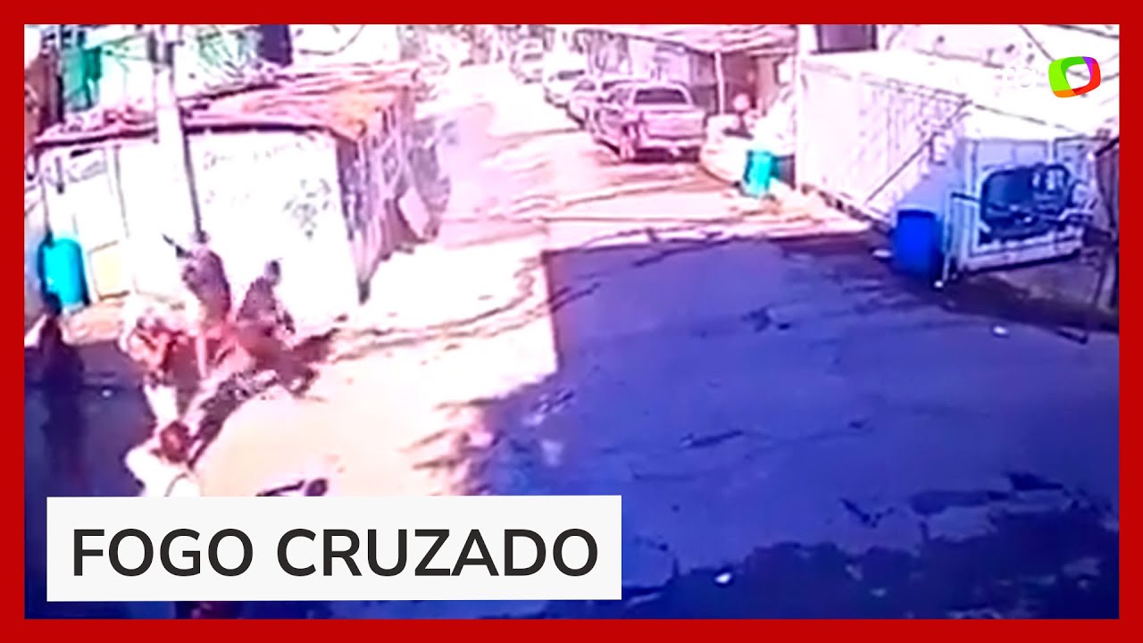 C&acirc;mera de seguran&ccedil;a registra intensa troca de tiros entre PMs e criminosos na Mar&eacute; (RJ)
