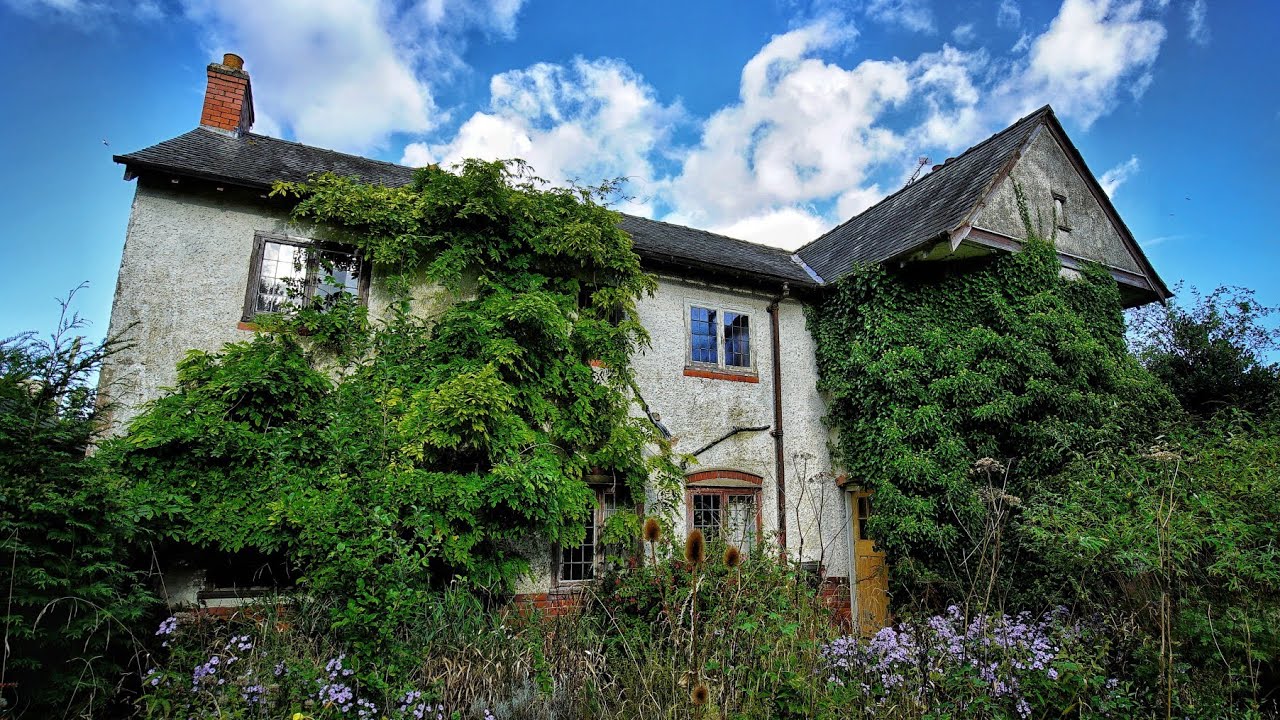 FAMILY VANISHED | ABANDONED HOUSE Of A Pilot They Left Everything Behind