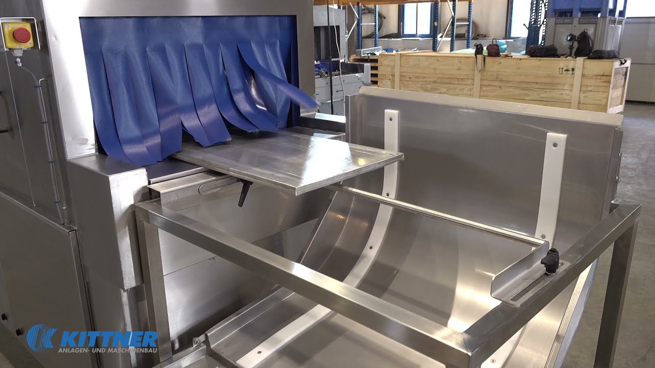 Industrial tunnel washer for baking trays and molds with a capacity of 1000 pcs/hour
