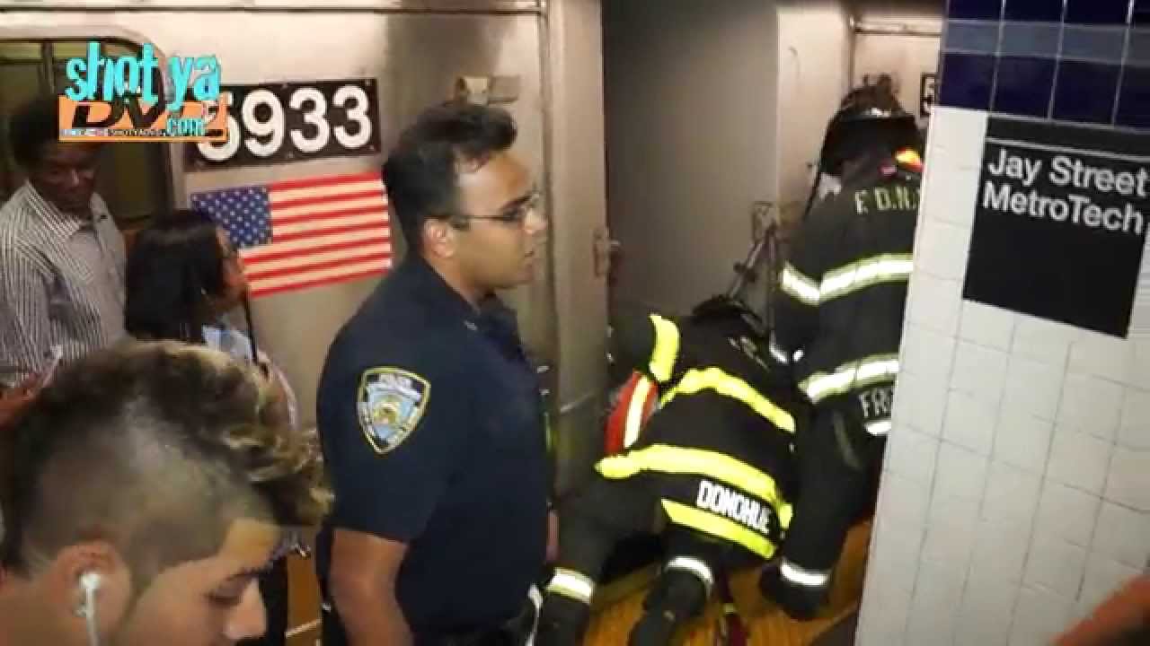 Man falls on A train subway tracks @ Jay St - MetroTech Brooklyn New York City