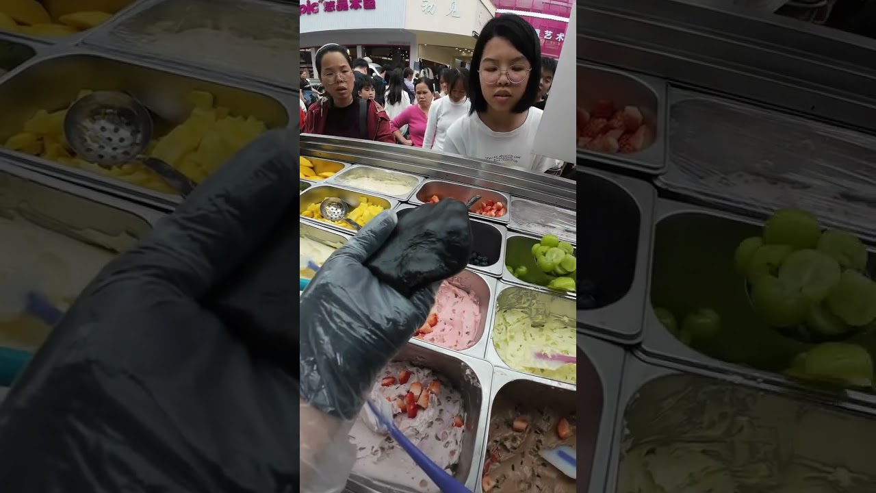 Setting up a stall to sell glutinous rice cakes and earning thousands of yuan per day.的副本