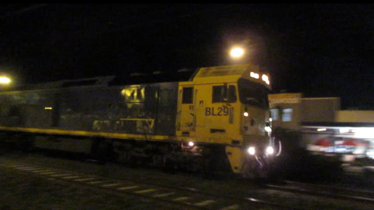 BL Class Leads A Late Up Long Island Steel Train Through Chelsea At Night! BL29 & G541 - 8/4/2020