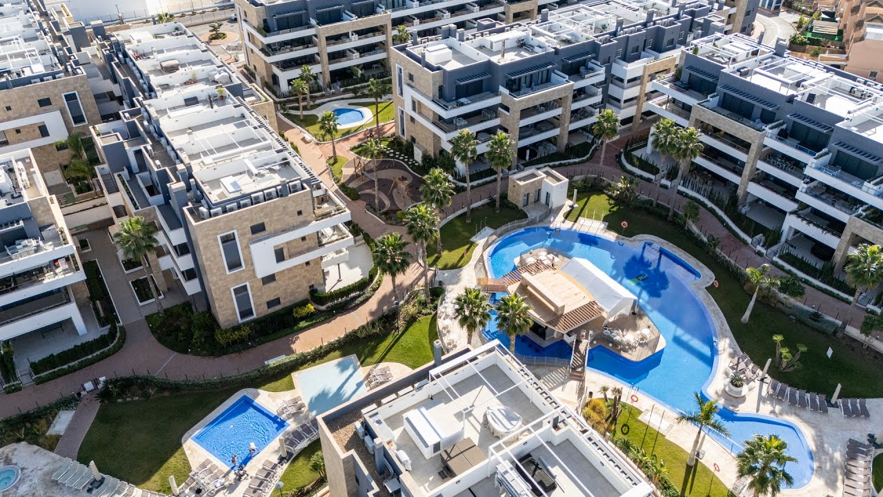 South facing 3-bedroom apartment with sea views