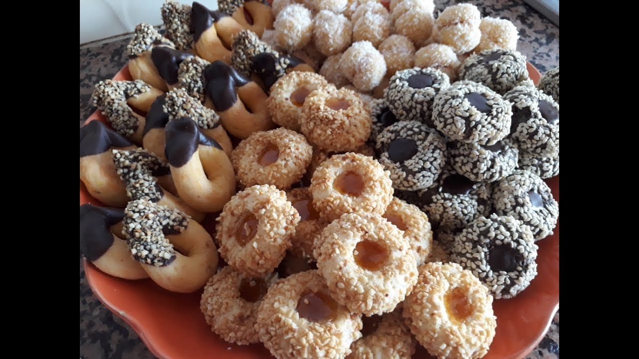 حلوة العيد كاتكون من اربعة اشكال بعجينة واحدة اقتصادية و سهلة، كاتعطي حلوة هشيشة و مذااااق رائع😍