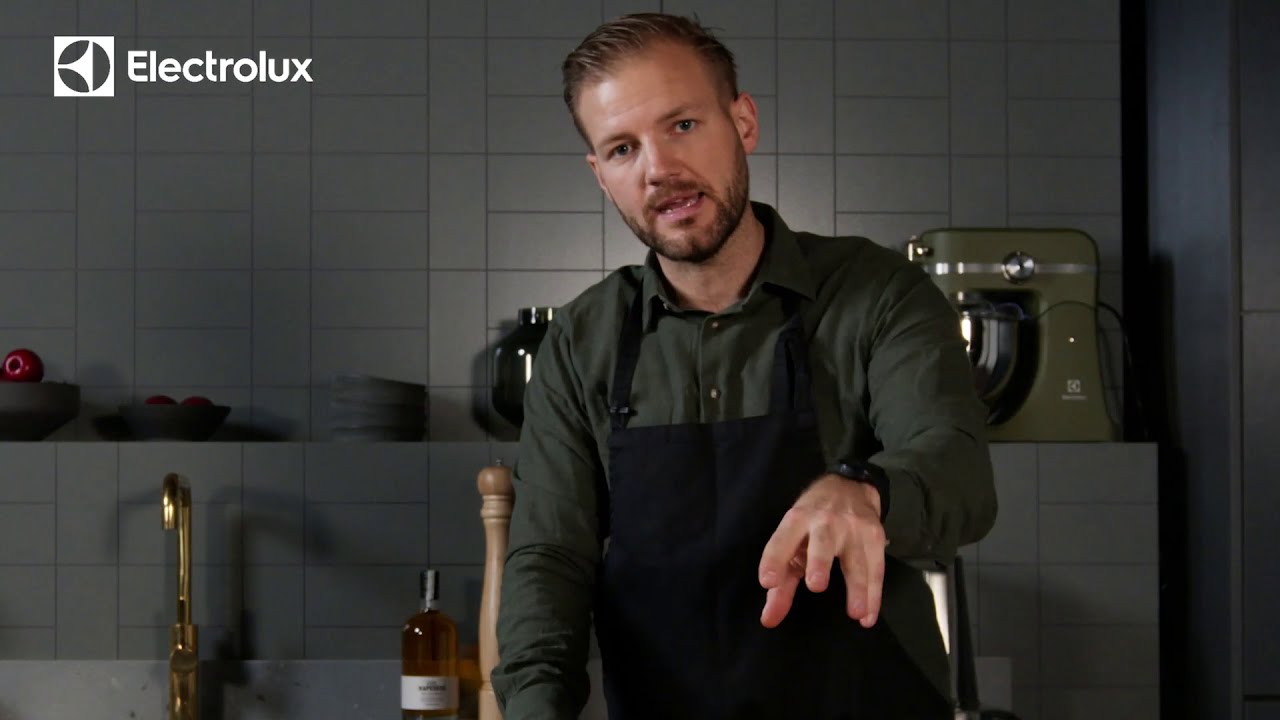 Svampbuljong med karamelliserad lök & ångad kål av Sebastian Gibrand | Electrolux
