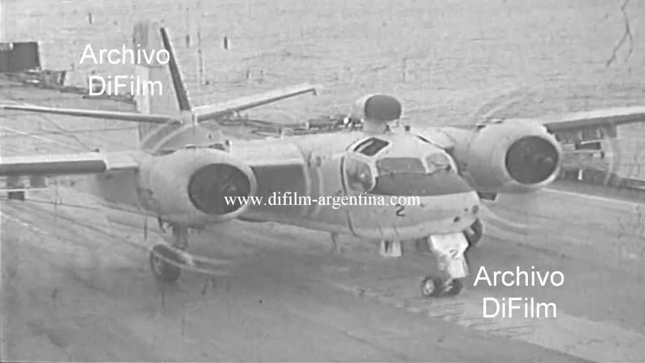 Ejercicios militares en portaviones ARA Independencia con aviones Grumann 1966