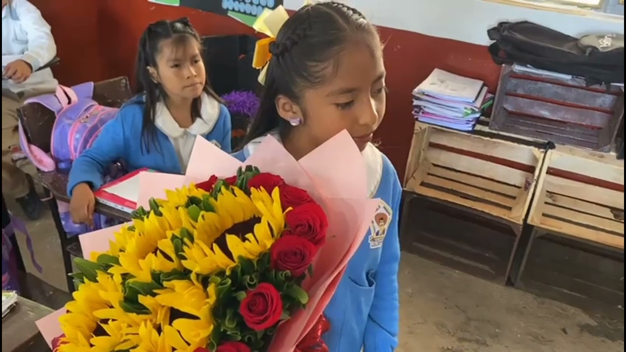 Luz María recibió la sorpresa en su escuela por parte de su papá