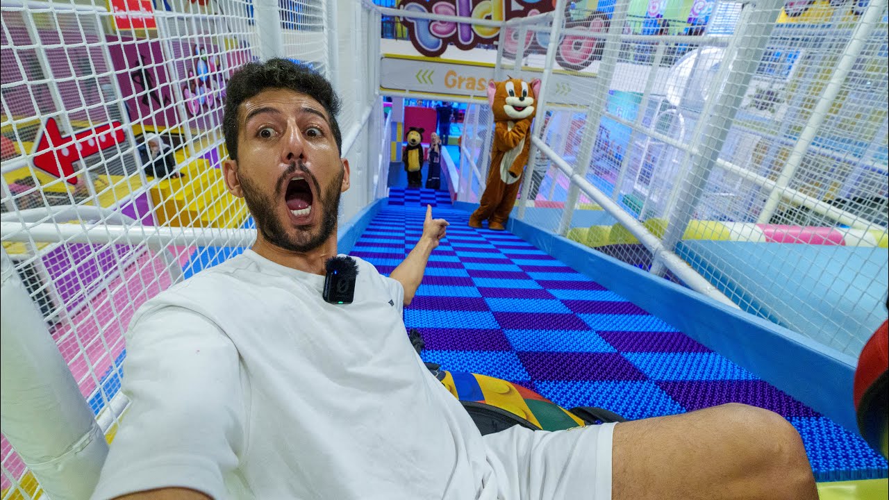 شفنا جيري الشرير والدب في صالة الالعاب كل الاولاد والبنات هاجمو جيري !!