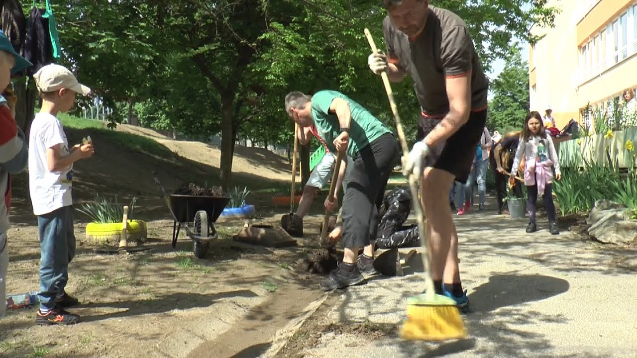 Rodičia s deťmi upravovali okolie Z&Scaron; P. Horova
