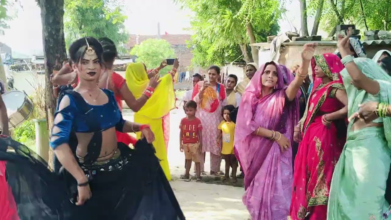 #video बैंड बाजा पर नया अन्दाज के साथ क्या गजब का डांस देखने को मिला 
