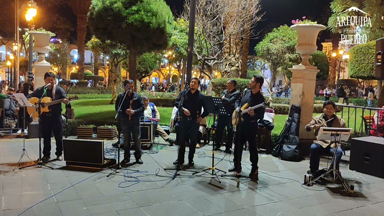 Rima y Loncco en concierto en la Plaza Armas de Arequipa.
