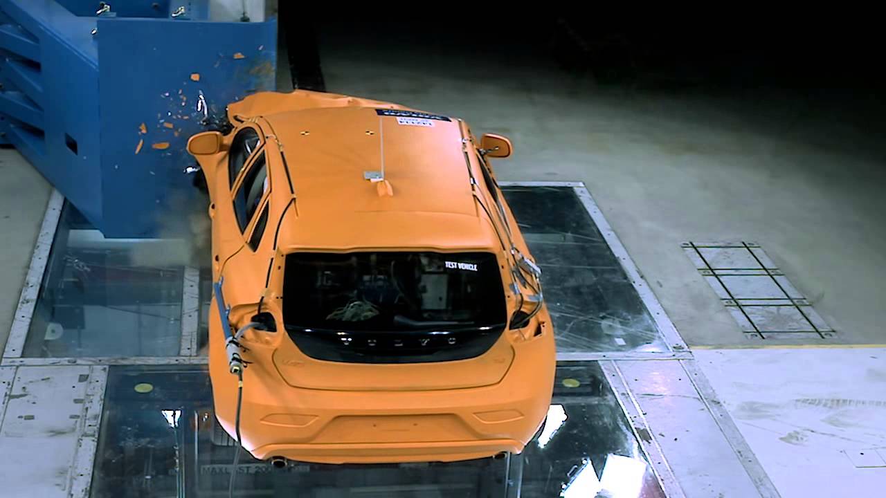 Crash Test -- Volvo V40 slow motion
