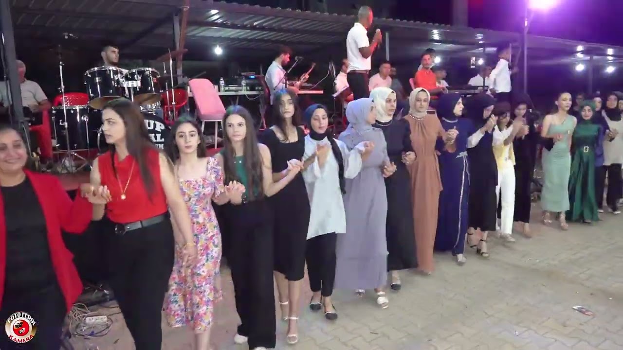 Foto Ferdi Kamera yalankoz köyü Kozalak Ailesi düğünü Haci Yılmaz halay başında orkestra Grup Delal