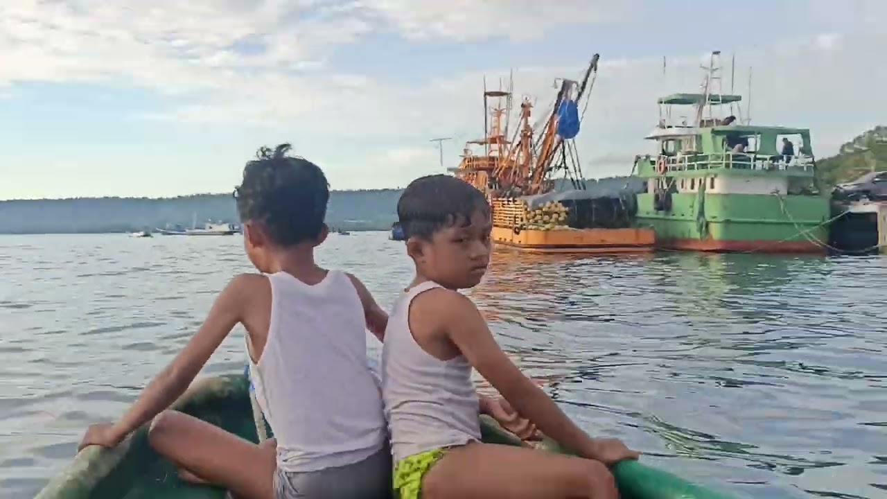 Devan galang naik prahu kecil di bmj biak