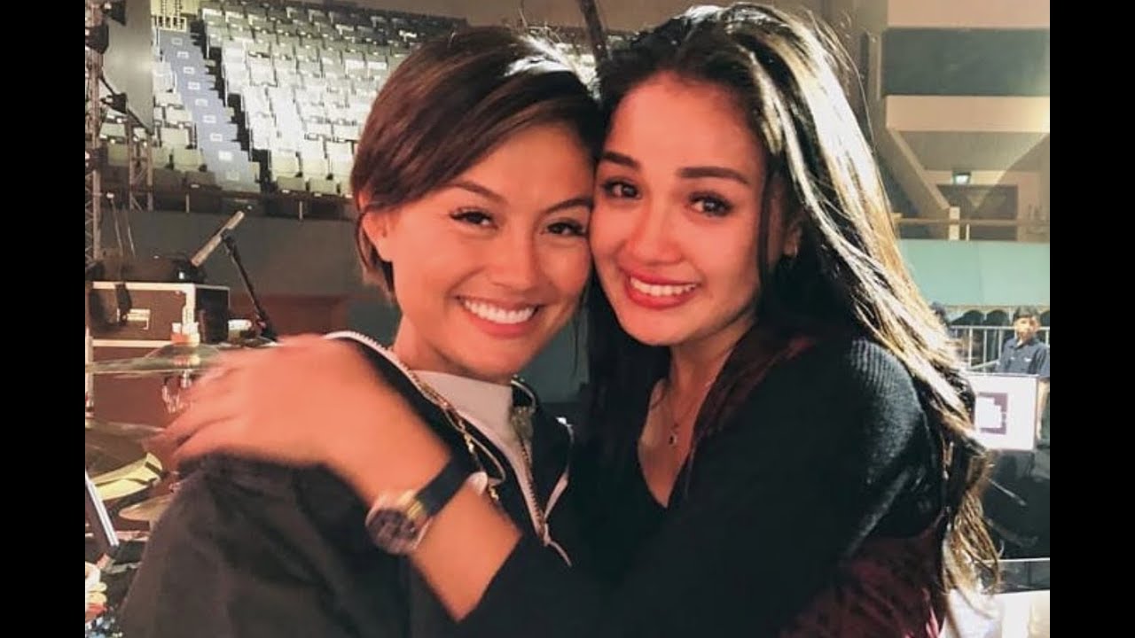 So sweet 😍 AGNEZ MO hugs a crying fan 😍