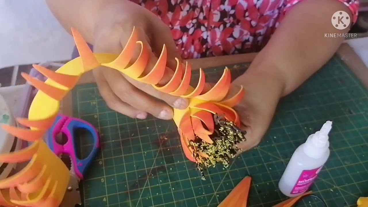 tutorial como hacer girasol pétalo a pétalo paso a paso con moldes Thikas y foami/goma eva