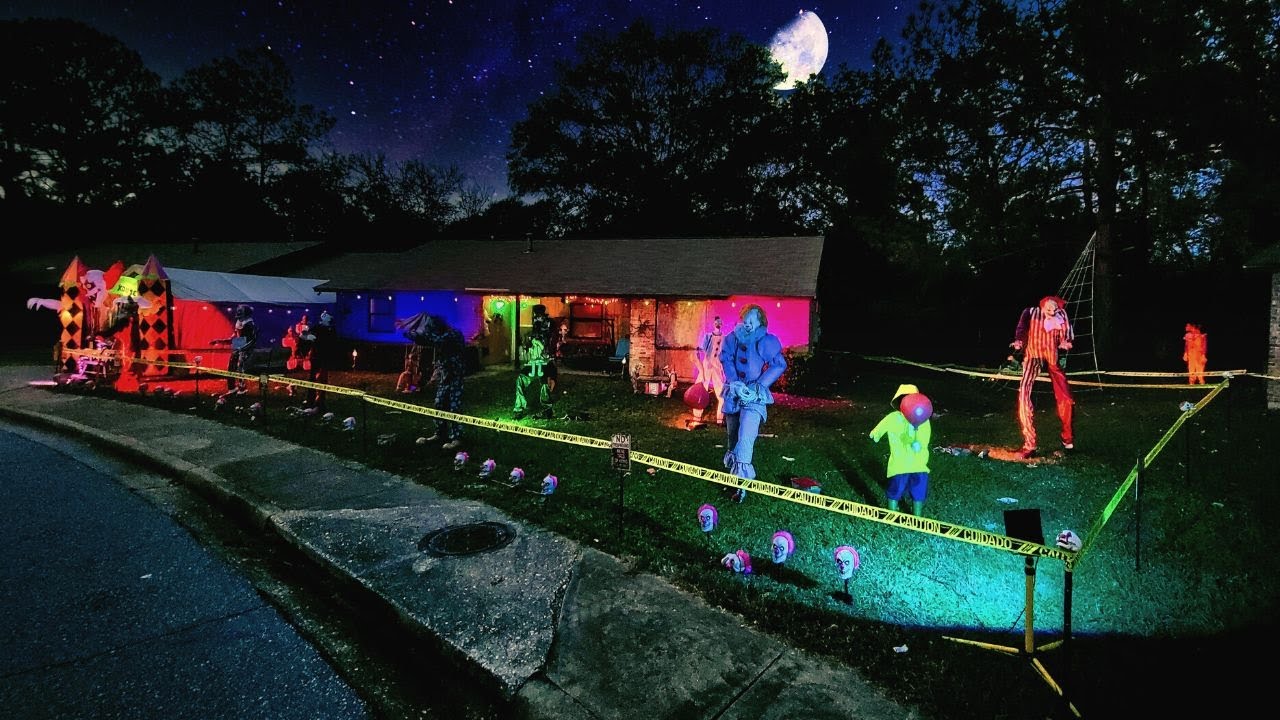SPIRIT HALLOWEEN ANIMATRONICS | Decorating Our Yard For Halloween!
